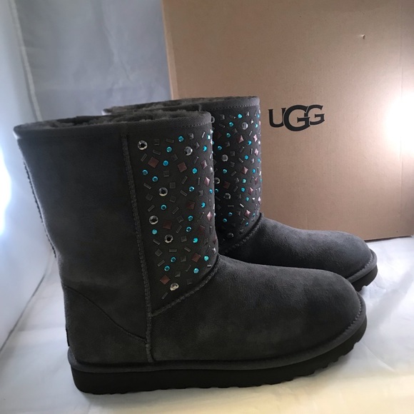 UGG CLASSIC SHORT STUD II Size 8
Color: CHRC - Picture 4 of 15